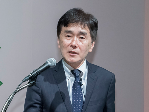 あいさつする佐藤仁志社長